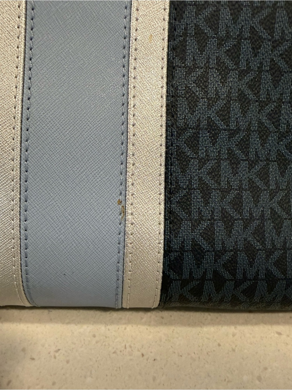 Michael Kors Signature Jet Set Travel Large Drawstring Tote with Center Stripe. - Picture 13 of 13